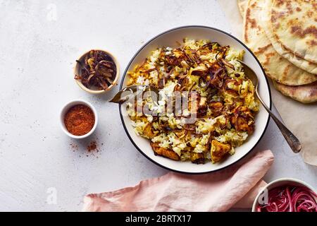 Piatto di riso indiano hyderabadi biryani con pollo e riso basmati. Cucina indiana, pasto ristorante Foto Stock