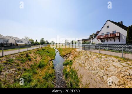 Recklinghausen, Ruhr, Renania Settentrionale-Vestfalia, Germania - corso d'acqua rinaturalizzato, Hellbach appartiene al sistema fluviale Emscher e quindi a t. Foto Stock