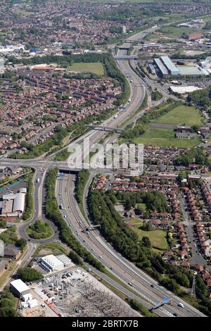 Vista aerea dell'autostrada M60 all'incrocio 21, Chadderton guardando a sud-est verso l'incrocio 22 Copster Hill, vicino Oldham, Greater Manchester Foto Stock