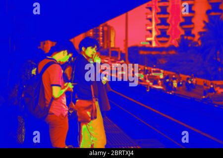 Scanner termico che rileva le persone infette con Covid-19. Concetto di controllo della diffusione del coronavirus. Foto Stock