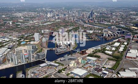 Vista aerea di Salford Quays con lo skyline di Manchester sullo sfondo Foto Stock