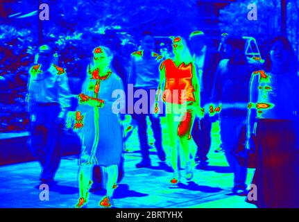 Scanner termico che rileva le persone infette con Covid-19. Concetto di controllo della diffusione del coronavirus. Foto Stock