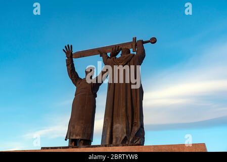 Magnitogorsk, Russia: Monumento sovietico 'retro-front Memorial' dedicato alla vittoria nella seconda guerra mondiale. Monumento ai soldati e ai lavoratori caduti. Foto Stock