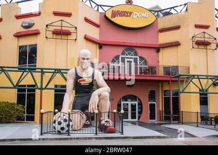 Grande modello di sportivo fuori dall'ex attrazione Whirly Dome all'International Drive, Orlando, Florida. Foto Stock