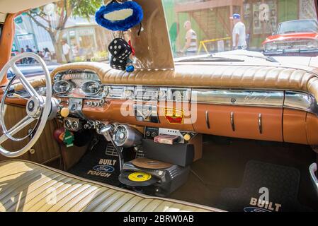 Interno di auto classica alla crociera di Sabato Auto nella città vecchia di Kissimmee, Florida, Stati Uniti. Foto Stock