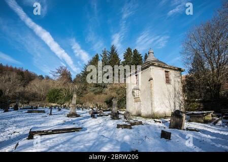 Cimitero coperto di neve nella chiesa parrocchiale di Clachan di Campsie Foto Stock