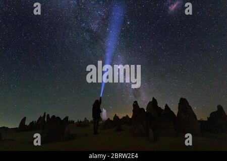 Fotografia astro nel deserto del Pinnacolo con una planty di stelle Foto Stock