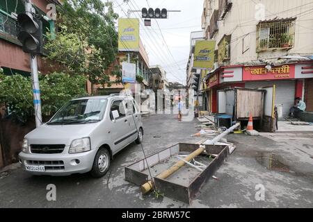 Kolkata, India. 21 Maggio 2020. India: Dopo il devastante super ciclone Amphan, nel Bengala occidentale sono morte almeno 80 persone, come da governo dello stato. Minimo 5000 alberi sradicati a Kolkata, 2500 alberi in lago salato. Mobile, Internet connettività e acqua e alimentazione ostacolato dopo il ciclo cena. NDRF/polizia/Disaster Management Team che lavora insieme per ripristinare la città. PM modi visiterà e incontrerà il capo ministro oggi. (Foto di Sudipta Pan/Pacific Press) Credit: Pacific Press Agency/Alamy Live News Foto Stock