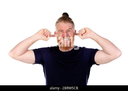 Uomo dai capelli rossi con barba lunga che ricopre le orecchie isolate su uno sfondo bianco Foto Stock