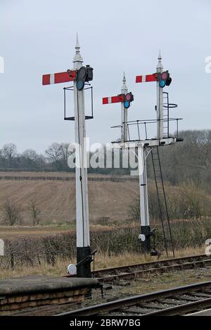 Due serie di segnali tradizionali del treno ferroviario d'epoca. Foto Stock