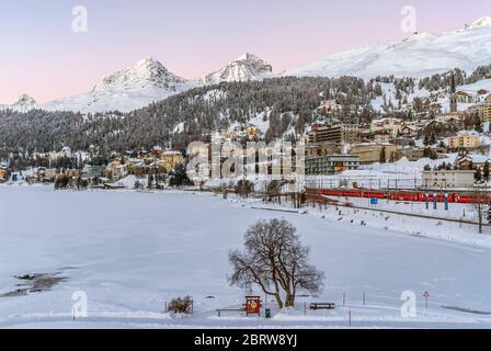 Dawn sopra St.Moritz e il lago St.Moritz, Engadina, Svizzera Foto Stock