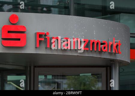 21.05.2020, Schleswig, segno presso la direzione Regionale dello Schleswig del Nord-Ostsee Sparkasse, o NOSPA per breve, nel distretto Stadtweg dello Schleswig. Dettaglio del logo Sparkassen con LA 'S' e l'aggiunta 'Finanzmarkt' sopra l'ingresso con porta girevole per l'area clienti. | utilizzo in tutto il mondo Foto Stock