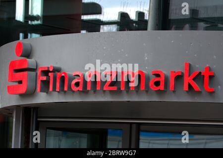 21.05.2020, Schleswig, segno presso la direzione Regionale dello Schleswig del Nord-Ostsee Sparkasse, o NOSPA per breve, nel distretto Stadtweg dello Schleswig. Dettaglio del logo Sparkassen con LA 'S' e l'aggiunta 'Finanzmarkt' sopra l'ingresso con porta girevole per l'area clienti. | utilizzo in tutto il mondo Foto Stock