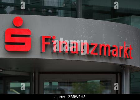 21.05.2020, Schleswig, segno presso la direzione Regionale dello Schleswig del Nord-Ostsee Sparkasse, o NOSPA per breve, nel distretto Stadtweg dello Schleswig. Dettaglio del logo Sparkassen con LA 'S' e l'aggiunta 'Finanzmarkt' sopra l'ingresso con porta girevole per l'area clienti. | utilizzo in tutto il mondo Foto Stock