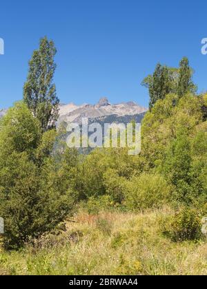 Cerler, Huesca/Spagna; 21 agosto 2017. Escursioni lungo il percorso delle tre cascate di Ardones nella città di Cerler nelle vacanze estive. Foto Stock