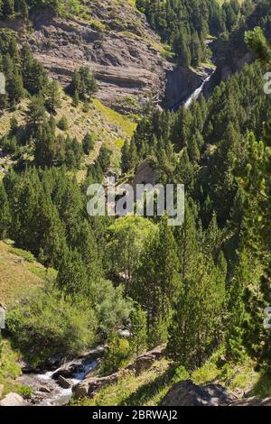 Cerler, Huesca/Spagna; 21 agosto 2017. Escursioni lungo il percorso delle tre cascate di Ardones nella città di Cerler nelle vacanze estive. Foto Stock