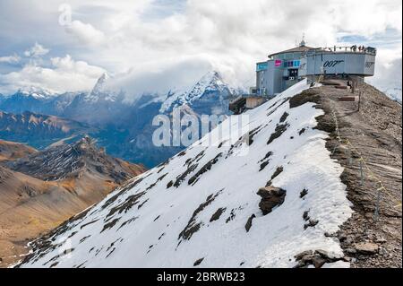 Piz Gloria, il punto di osservazione, il ristorante e la stazione della funivia situata sulla cima del monte Schilthorn, le Alpi svizzere in Svizzera Foto Stock