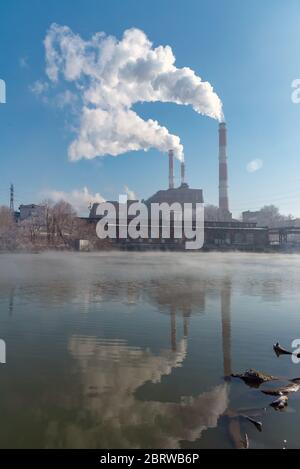 Vista della pianta Metallurgica di Magnitogorsk. Impianto con tubi e fumo. Panorama del complesso industriale di magnitogorsk. Emissioni di inquinanti atmosferici. Foto Stock