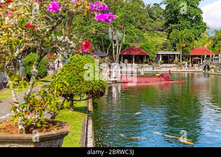 BALI, INDONESIA - 30 novembre 2019: Turisti in Water Palace di Tirta Gangga a Bali Est, Indonesia Foto Stock