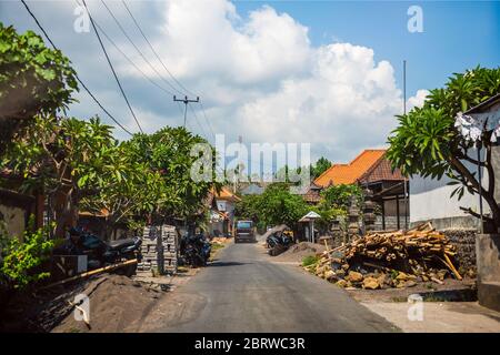 BALI, INDONESIA - 30 novembre 2019: Traffico su via Bali. Indonesia Foto Stock