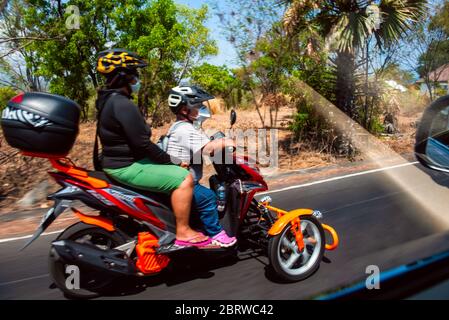 BALI, INDONESIA - 30 novembre 2019: Traffico scooter a Bali. Indonesia Foto Stock