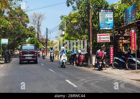 BALI, INDONESIA - 30 novembre 2019: Traffico scooter a Bali. Indonesia Foto Stock