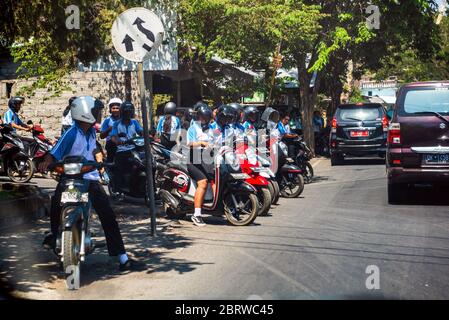 BALI, INDONESIA - 30 novembre 2019: Traffico scooter a Bali. Indonesia Foto Stock