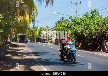 BALI, INDONESIA - 30 novembre 2019: Traffico scooter a Bali. Indonesia Foto Stock