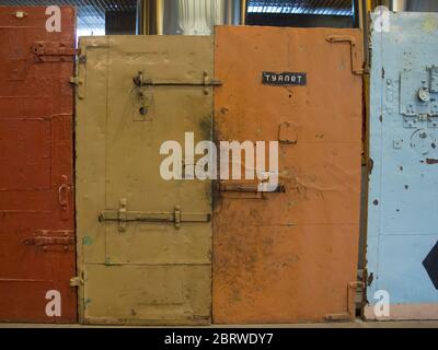 Porte di prigione con chiusura di serrature e portelli nel museo del comunismo e delle occupazioni e la libertà a Tallinn Estonia Foto Stock