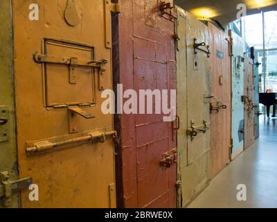 Porte di prigione con chiusura di serrature e portelli nel museo del comunismo e delle occupazioni e la libertà a Tallinn Estonia Foto Stock