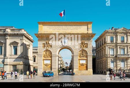 MONTPELLIER, FRANCIA - 19 SETTEMBRE 2019: Una vista della porta Porte du Peyrou a Montpellier, Francia, un arco trionfale di fronte al Jardin du Peyrou gard Foto Stock