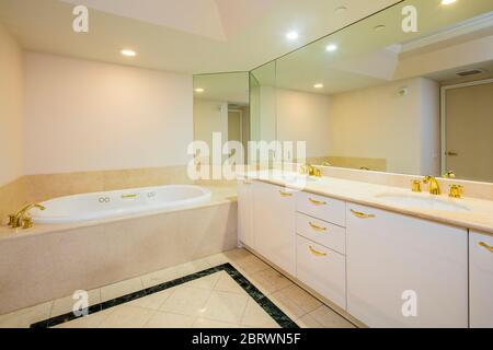 Interno di un condominio, bagno, fotografato a Las Vegas, Nevada USA Foto Stock