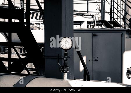 Apparecchiature industriali con manometri. Foto Stock