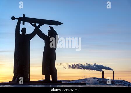 Magnitogorsk, Russia: Monumento sovietico 'retro-front Memorial' dedicato alla vittoria nella seconda guerra mondiale. Monumento ai soldati e ai lavoratori caduti Foto Stock