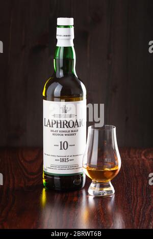 Trondheim, Norvegia - mai 18 2020: Laphroaig whisky di scotch al malto singolo 10 anni bottiglia e vetro Foto Stock