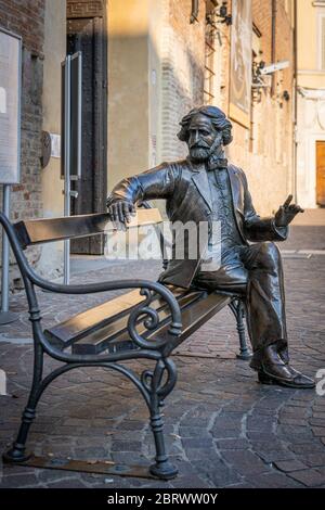 Statua di Giuseppe Verdi seduta su una panchina in Piazza San Francesco. Parma, Emilia Romagna, Italia, Europa. Foto Stock