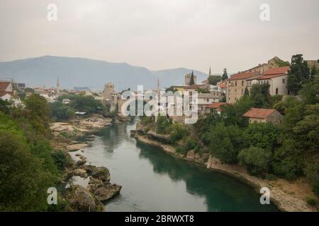 Stari Most, conosciuto anche come Mostar Bridge, è un ponte ottomano ricostruito del XVI secolo nella città di Mostar in Bosnia Foto Stock