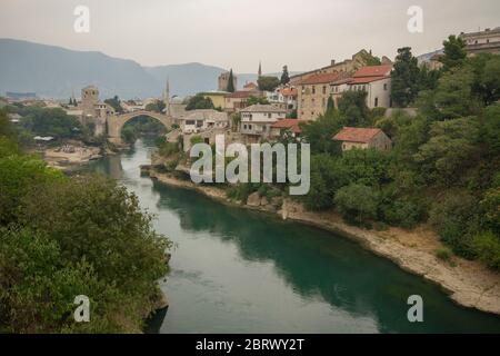 Stari Most, conosciuto anche come Mostar Bridge, è un ponte ottomano ricostruito del XVI secolo nella città di Mostar in Bosnia Foto Stock