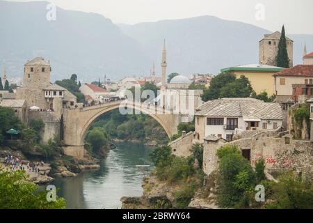 Stari Most, conosciuto anche come Mostar Bridge, è un ponte ottomano ricostruito del XVI secolo nella città di Mostar in Bosnia Foto Stock