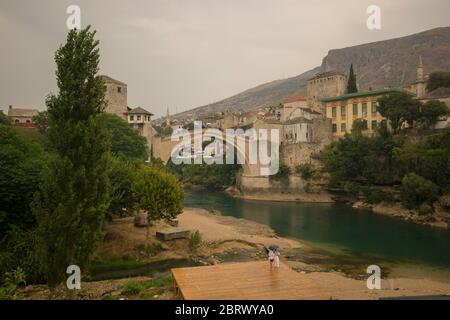 Stari Most, conosciuto anche come Mostar Bridge, è un ponte ottomano ricostruito del XVI secolo nella città di Mostar in Bosnia Foto Stock