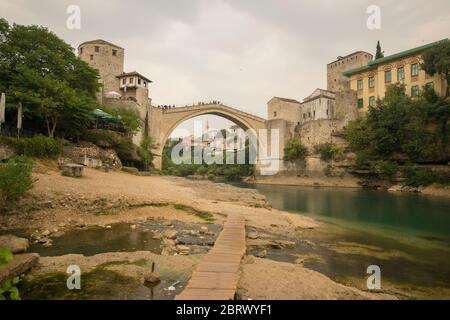 Stari Most, conosciuto anche come Mostar Bridge, è un ponte ottomano ricostruito del XVI secolo nella città di Mostar in Bosnia Foto Stock