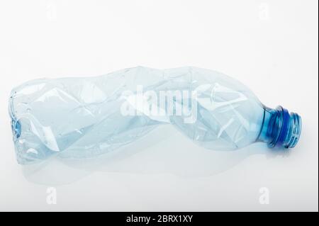 Flacone di plastica sgualcito vuoto isolato su sfondo bianco dello studio Foto Stock