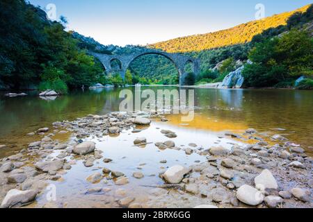 Ponte in pietra bizantina sul fiume Kompsatos a Rodopi, Grecia Foto Stock