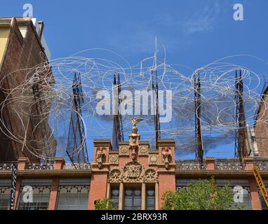 BARCELLONA, SPAGNA - 9 AGOSTO 2015 : scultura di Anotei Tapies Antoni sulla cima del palazzo Fundacio Antoni Tapies. Il museo si trova a Carrer d'Ar Foto Stock