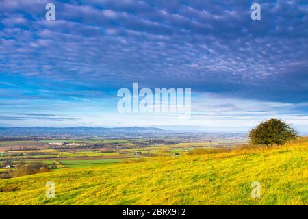 Vista a ovest da Bredon Hill sopra l'Evesham vale verso le colline Malvern nel Worcestershire West midlands dell'Inghilterra Foto Stock