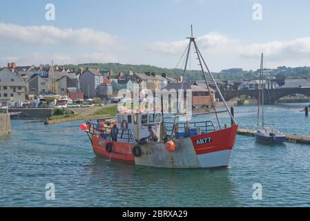 Barca da pesca che lascia il porto di Aberystwyth, Ceredigon, Galles, Regno Unito Foto Stock
