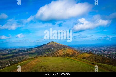 Vista a nord del Worcestershire Beacon da Sugarloaf Hill sulle Malvern Hills West Midlands Foto Stock