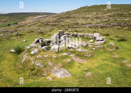 I resti della capanna 3, una casa rotonda con portico a Grimspound Bronze Age Settlement, Dartmoor National Park, Devon, Inghilterra, Regno Unito. Foto Stock