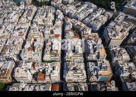 Vista aerea dall'alto verso il basso delle strade e degli edifici ad Atene, Grecia Foto Stock