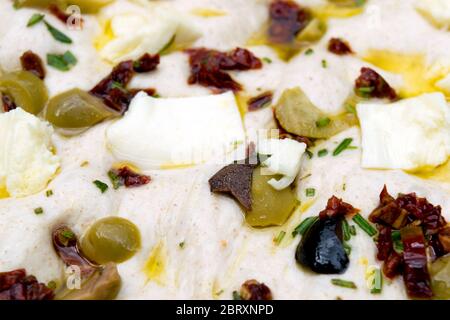 Focaccia italiana lievitata fatta in casa, pane italiano piano cotto al forno, simile per stile e consistenza alla pasta per pizza. Foto Stock